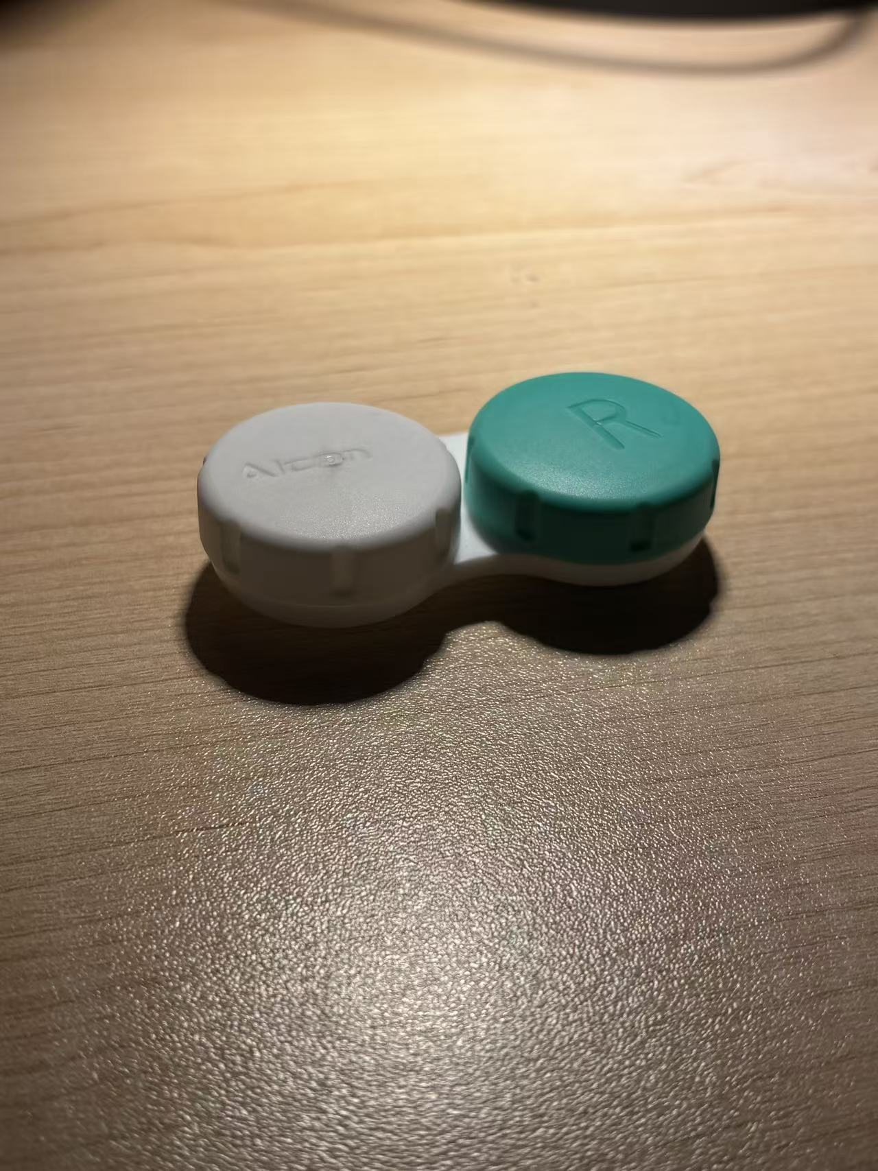 A two-tone spliced contact lens case.