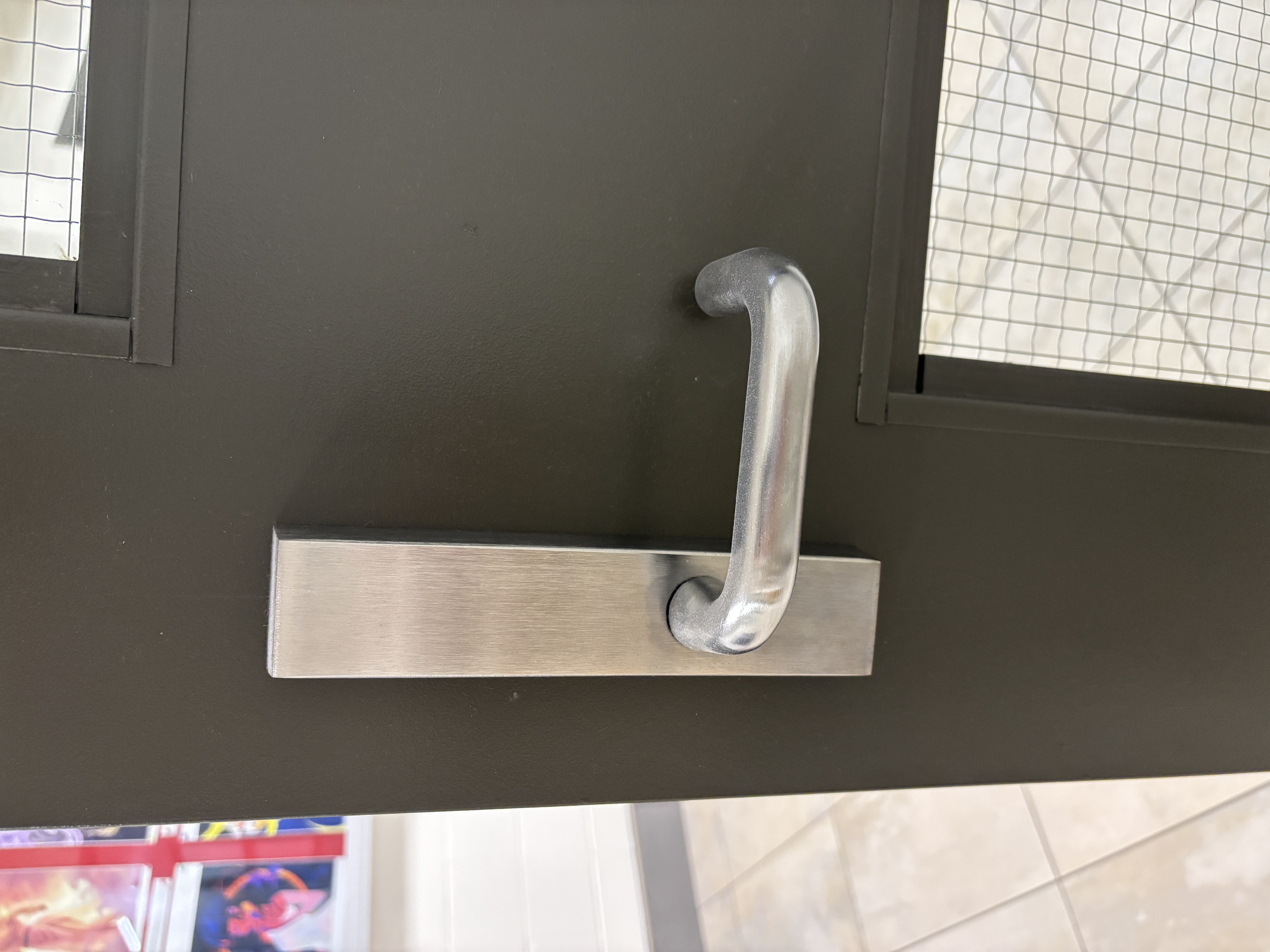 Metal door handle that makes a mechanical turning sound when twisted.