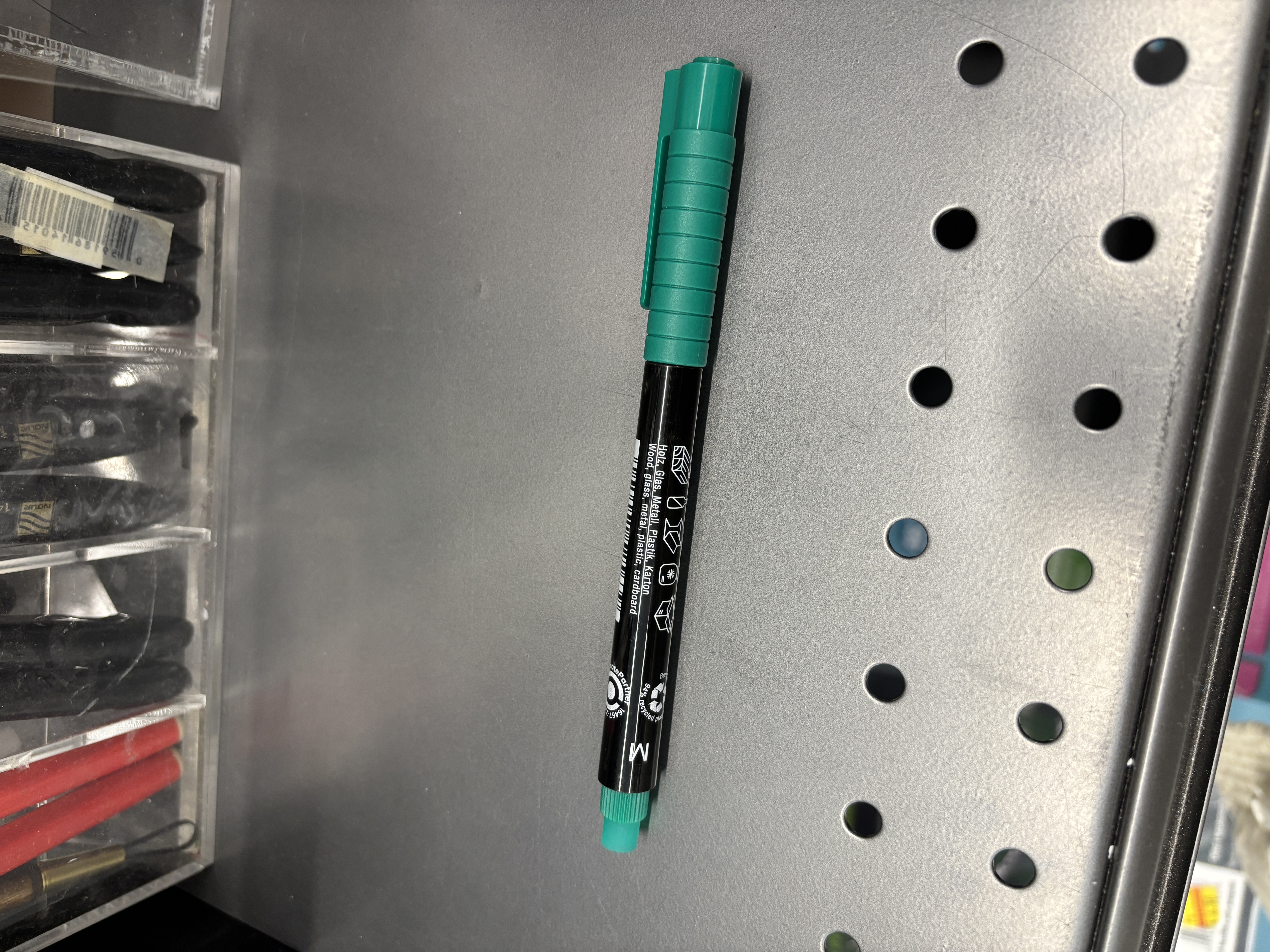 Whiteboard marker that makes a light tapping sound when writing or knocking.