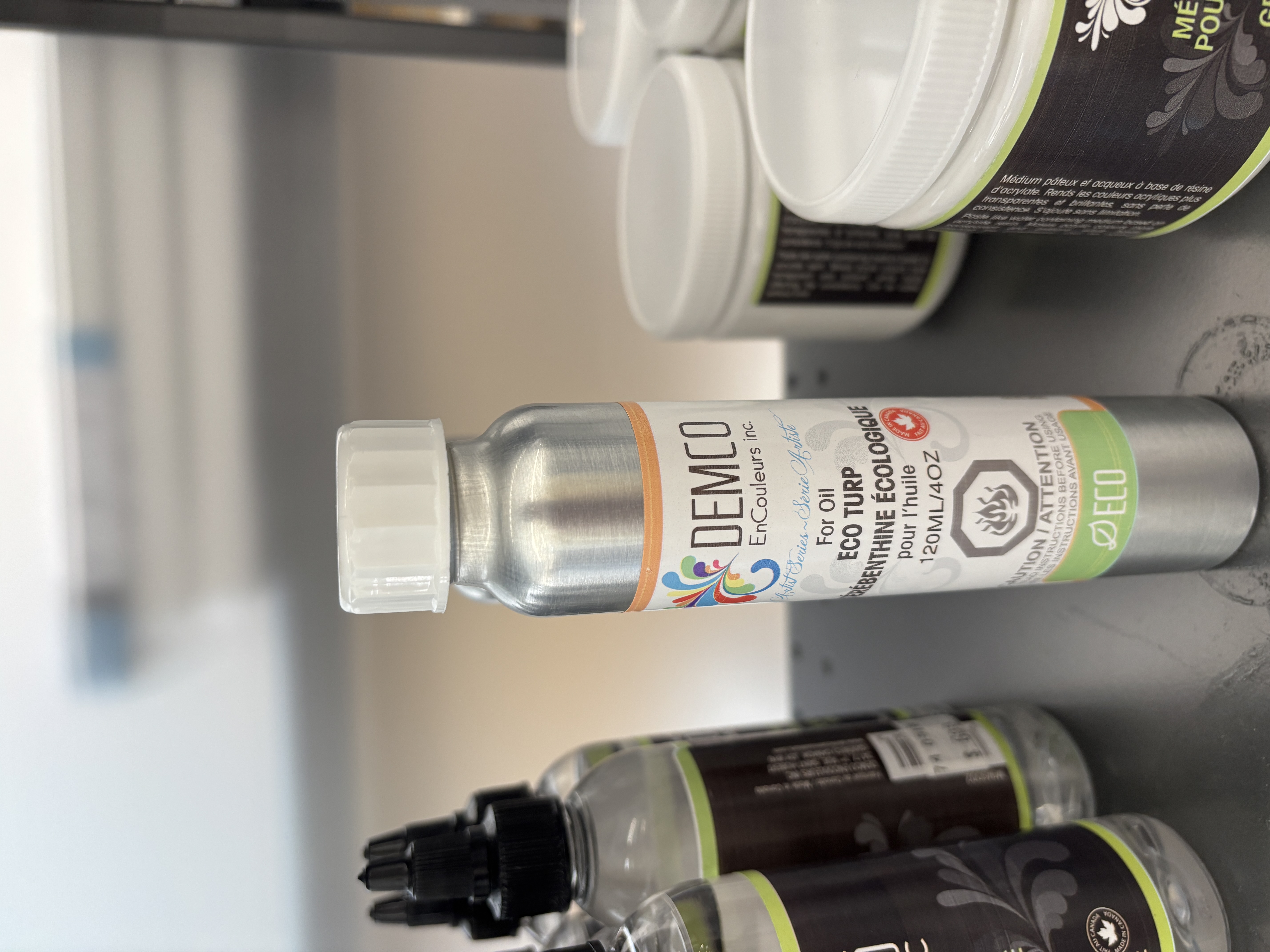 Spray bottle that makes a click sound when opening or closing the cap.