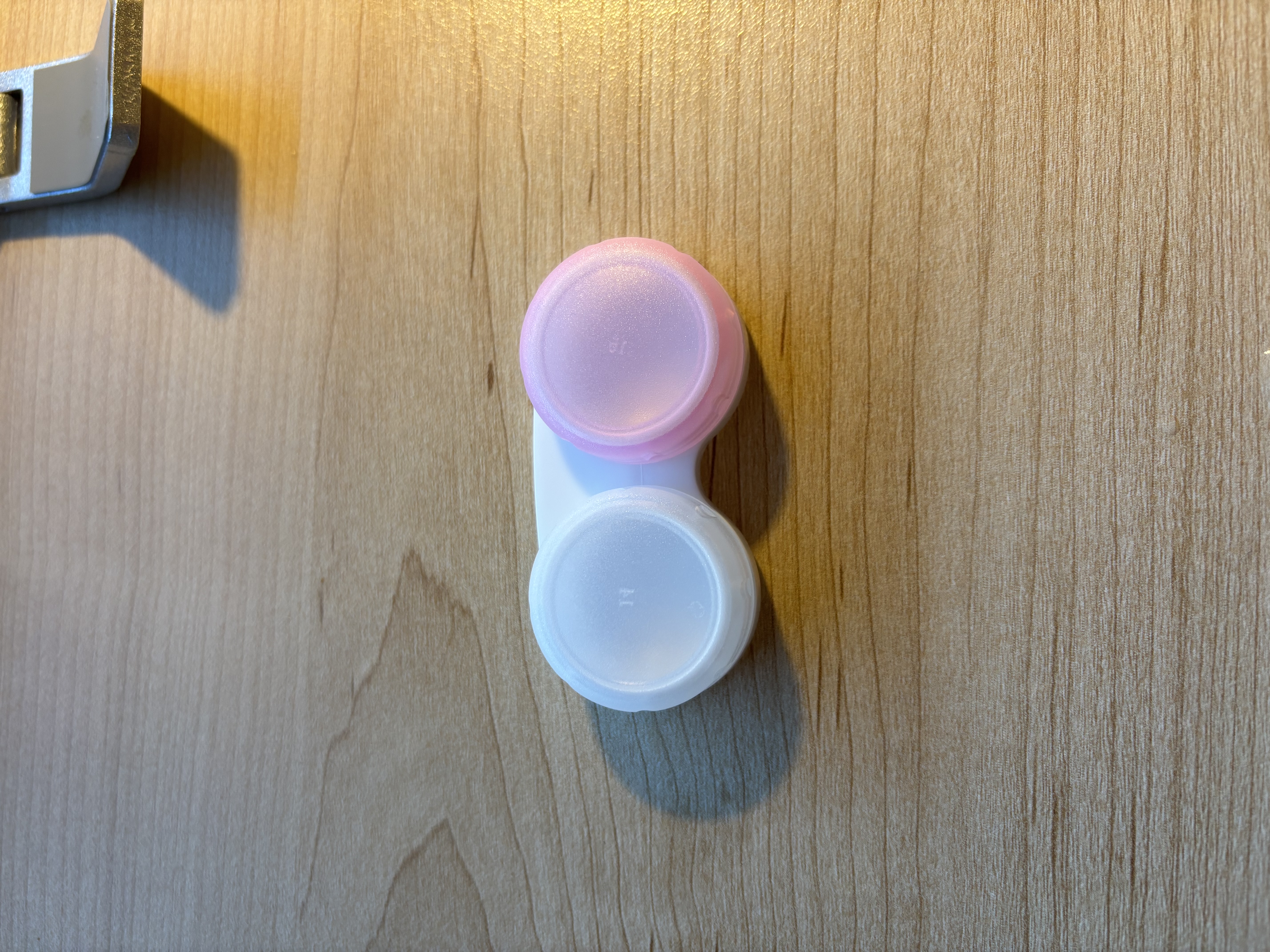 Front view of the contact lens case.