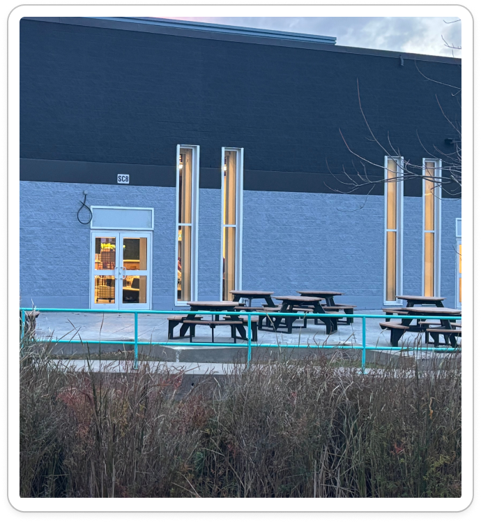 The image captures the exterior of the actual SSU building as a reference for the projection base map.